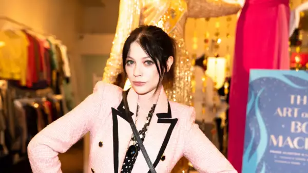 Foto de la actriz Michelle Trachterberg en 2021, con un saco rosa y cabello recogido.