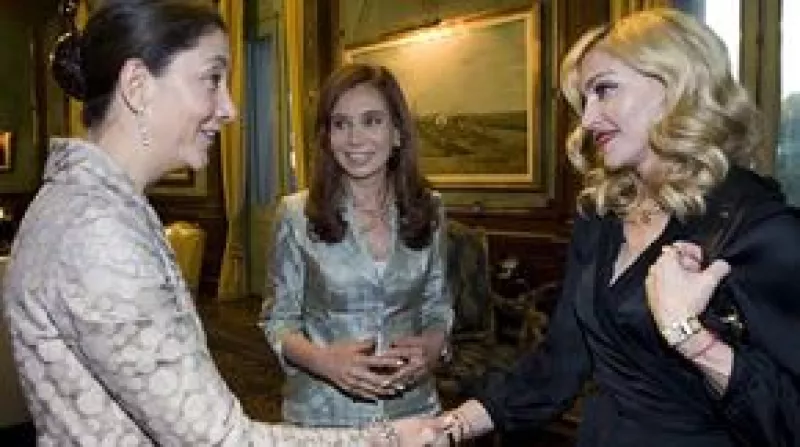 La ex candidata a la presidencia de Colombia dijo el miércoles que estaba "feliz" de hacer conocido a Madonna en Buenos Aires y se declaró una fanática de la Reina del Pop.