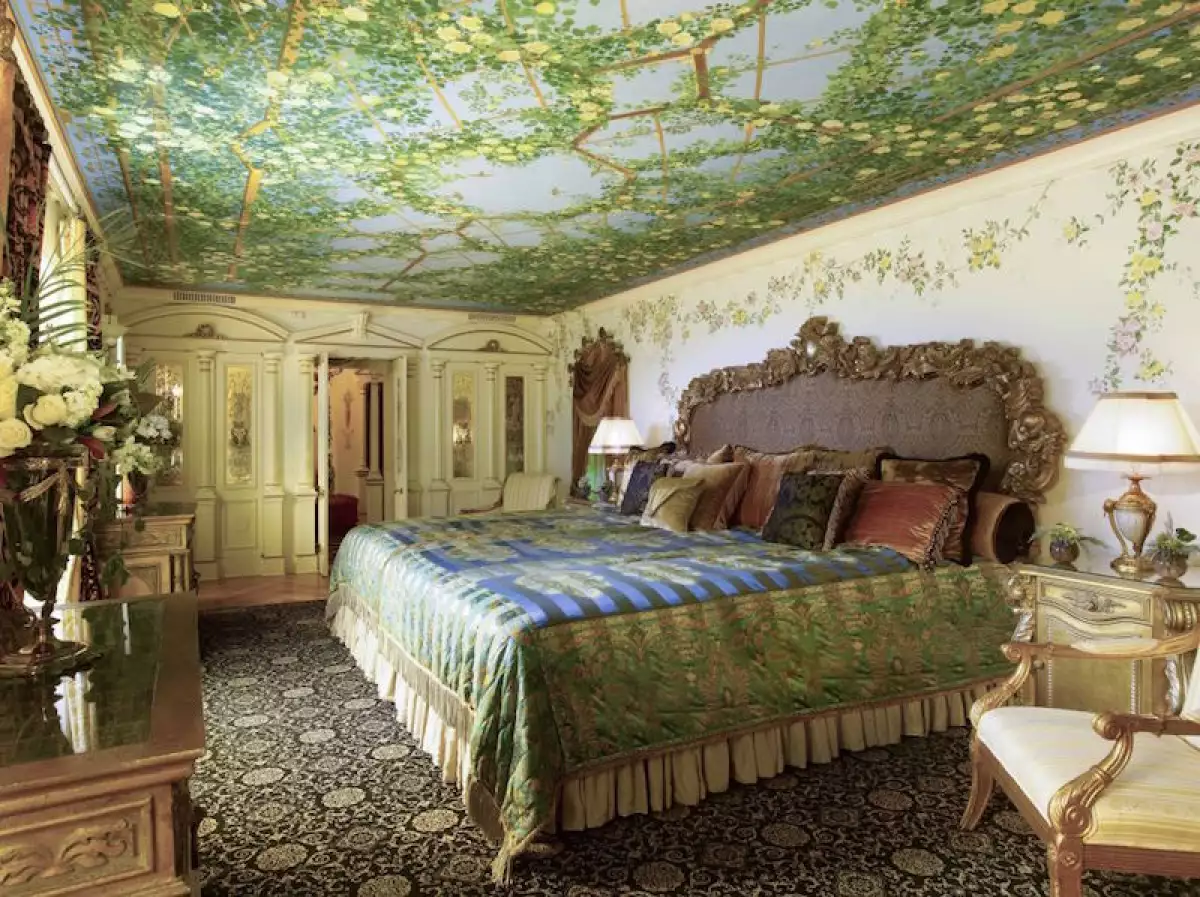 1515500429-versacemansionvenussuitebedroom-1515089449