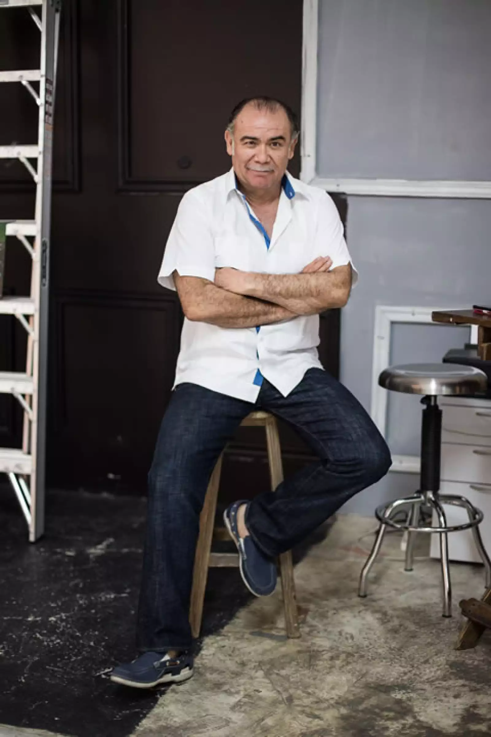 El actor Jesús Ochoa interpreta a la pareja que Arath trata de conseguirle a su esposa, pues no la aguanta, pero no es capaz de divorciarse de ella.