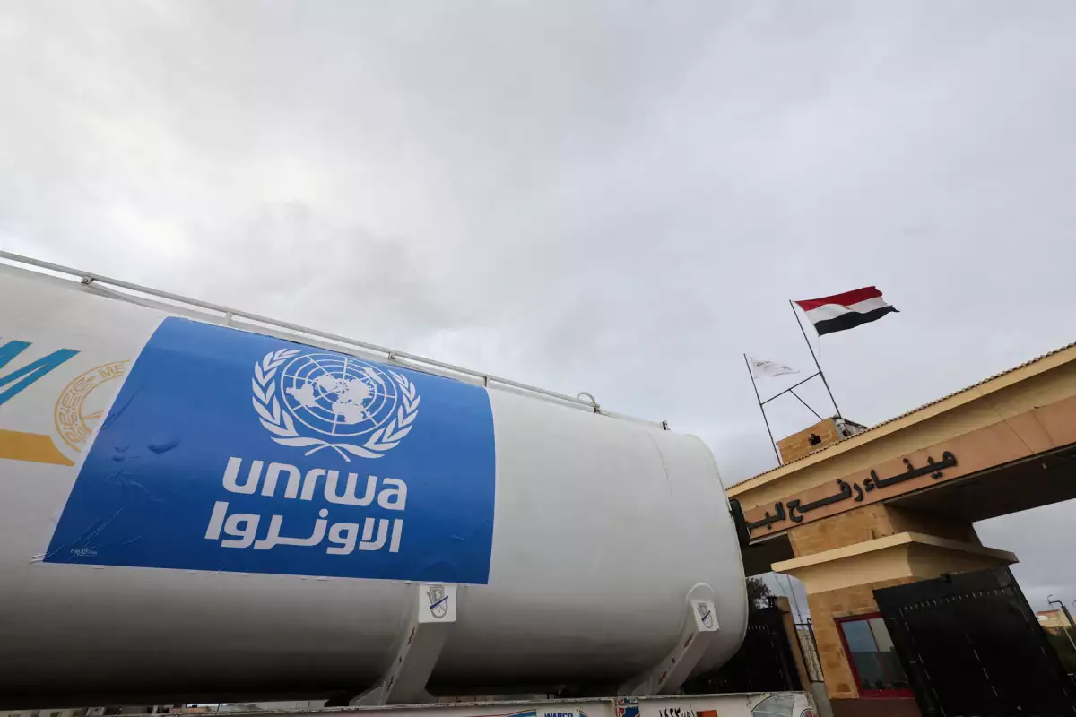 Un camión, marcado con el logotipo del Organismo de Obras Públicas y de las Naciones Unidas para el Socorro (UNRWA), cruza a Egipto desde Gaza, en el cruce fronterizo de Rafah entre Egipto y la Franja de Gaza, durante una tregua temporal entre Hamas e Israel, en Rafah, Egipto, el 27 de noviembre de 2023.