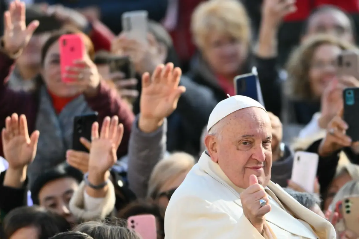 El Papa Francisco saluda a la multitud durante la audiencia general semanal en la Plaza de San Pedro en el Vaticano el 13 de noviembre de 2024. El Papa Francisco mostró una mejoría adicional el 26 de febrero de 2025, dijo el Vaticano, aunque advirtió que "el pronóstico sigue siendo reservado" para el hombre de 88 años que lucha contra la neumonía.