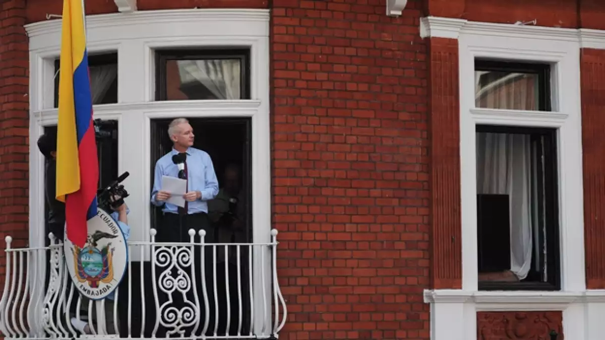 julian_assange_balcon_embajada_ecuador