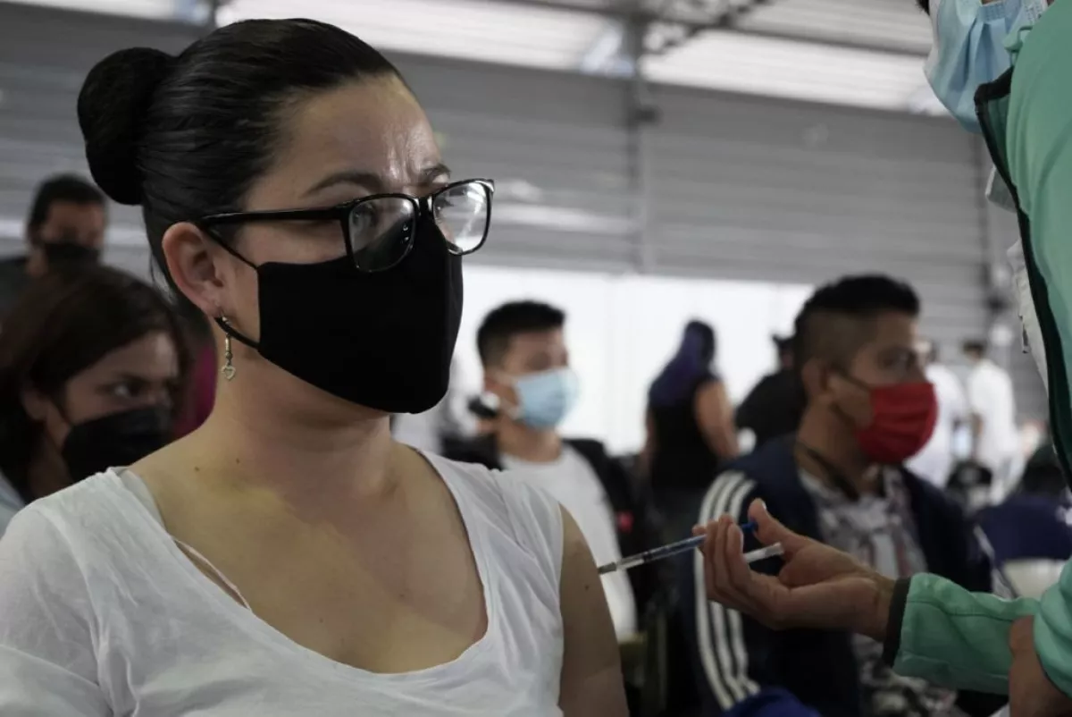 Continúa la vacunación de 40 a 49 años con la aplicación de segunda dosis en seis alcaldías de CDMX. 