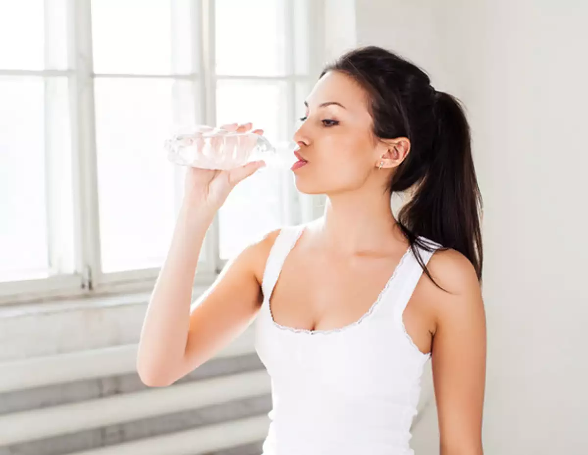 Tomar más agua durante el día te ayudará a eliminar más toxinas.