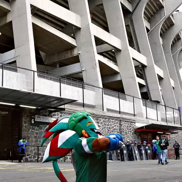 Un aficionado con atuendo vistoso listo para ver ganar a la Selección Mexicana de futbol