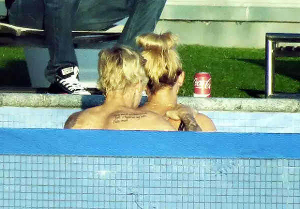 Justin fue captado dándole un romántico masaje a la guapa rubia.