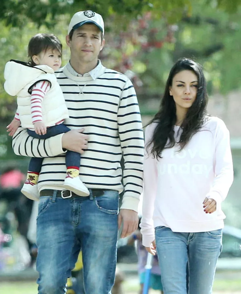 El actor, Mila Kunis y su pequeña de un año fueron captados en un paseo familiar. Y aunque los tres se veían de lo más tiernos no fue eso lo que llamó la atención, sino las prendas que vestían.