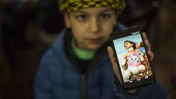 Todos los días, la familia recibe mensajes de sirios que buscan ayuda para salir de Siria.