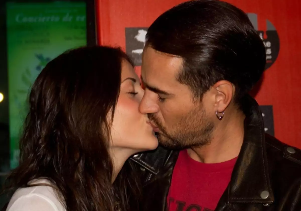 La pareja de actores anunció a través de su cuenta de Twitter que la relación sentimental que sostenían desde hace tres años llegó a su fin.
