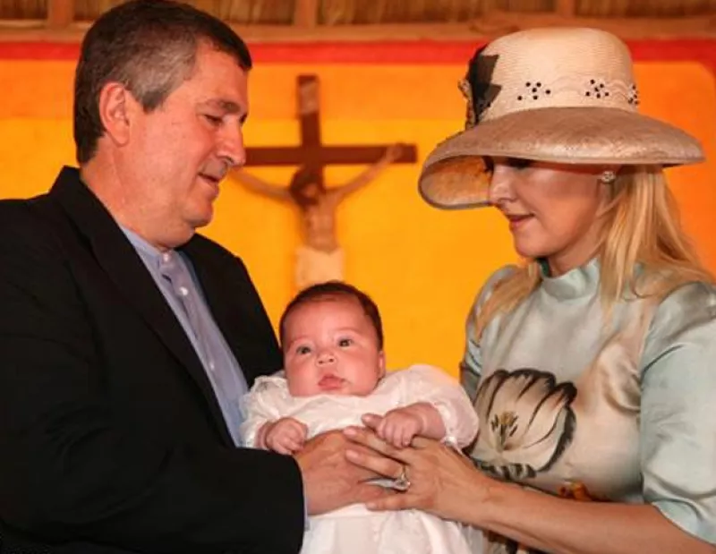 A dos años del nacimiento de su primera hija Valentina, la pareja de empresarios esperan la llegada del nuevo integrante de su familia.