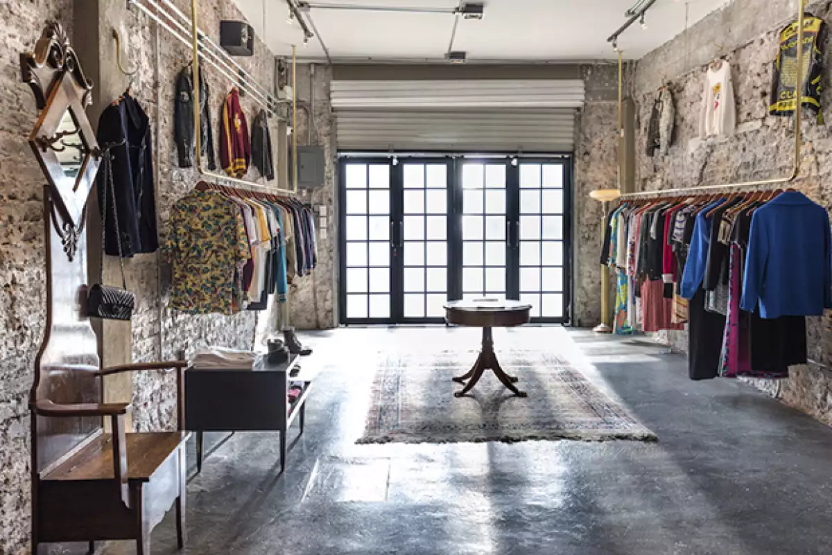 En su boutique la joven recolecta piezas únicas y que cuenten una historia.