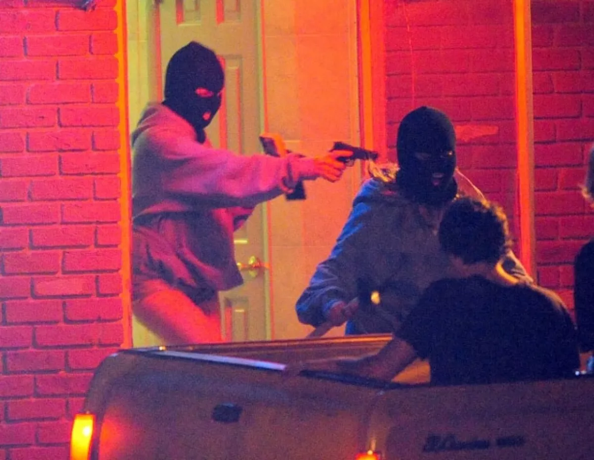 En la escena Hudgens y Benson dieron vida a unas ladronas.