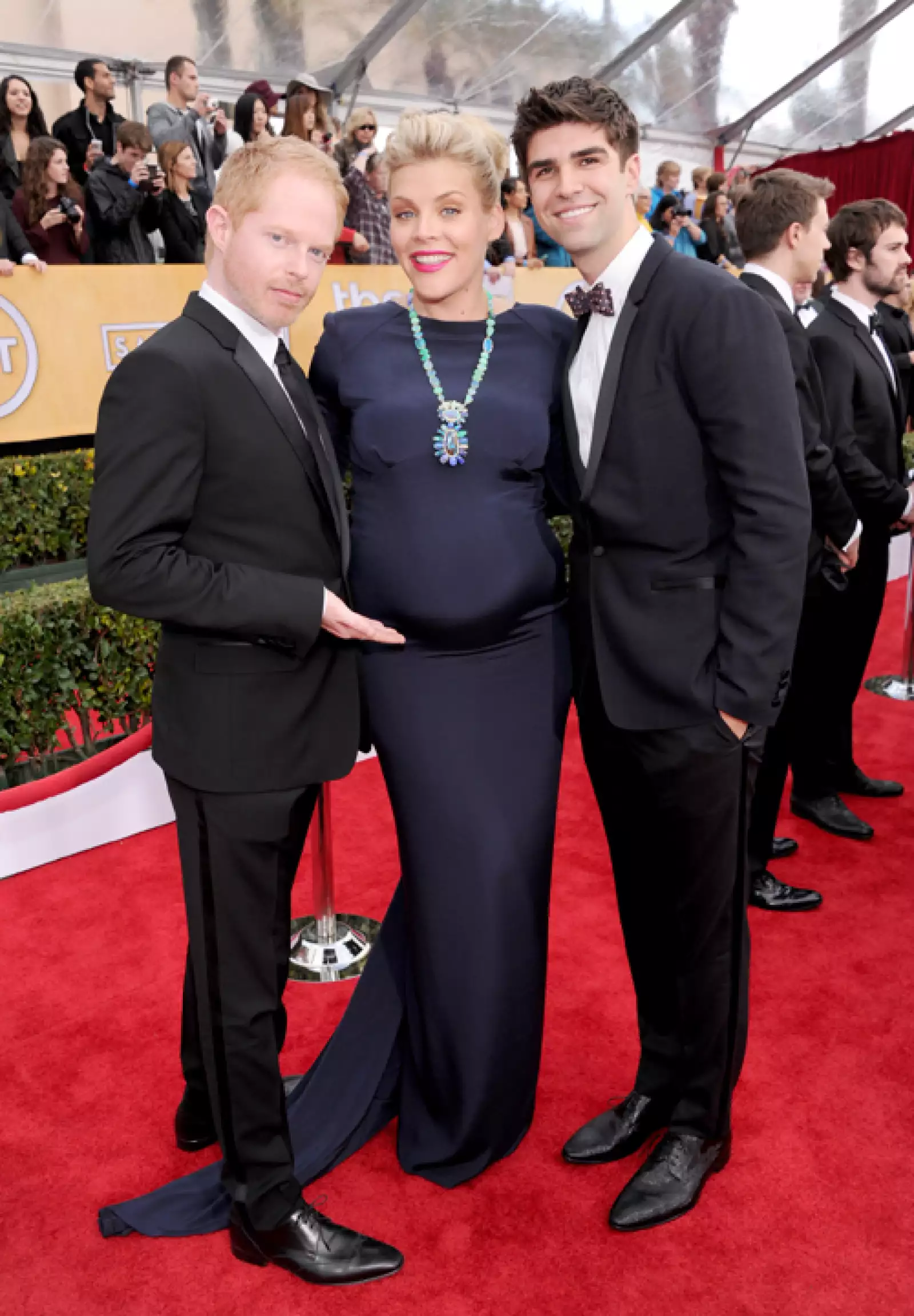 Jesse Tyler Ferguson, Busy Philipps, y Justin Mikita