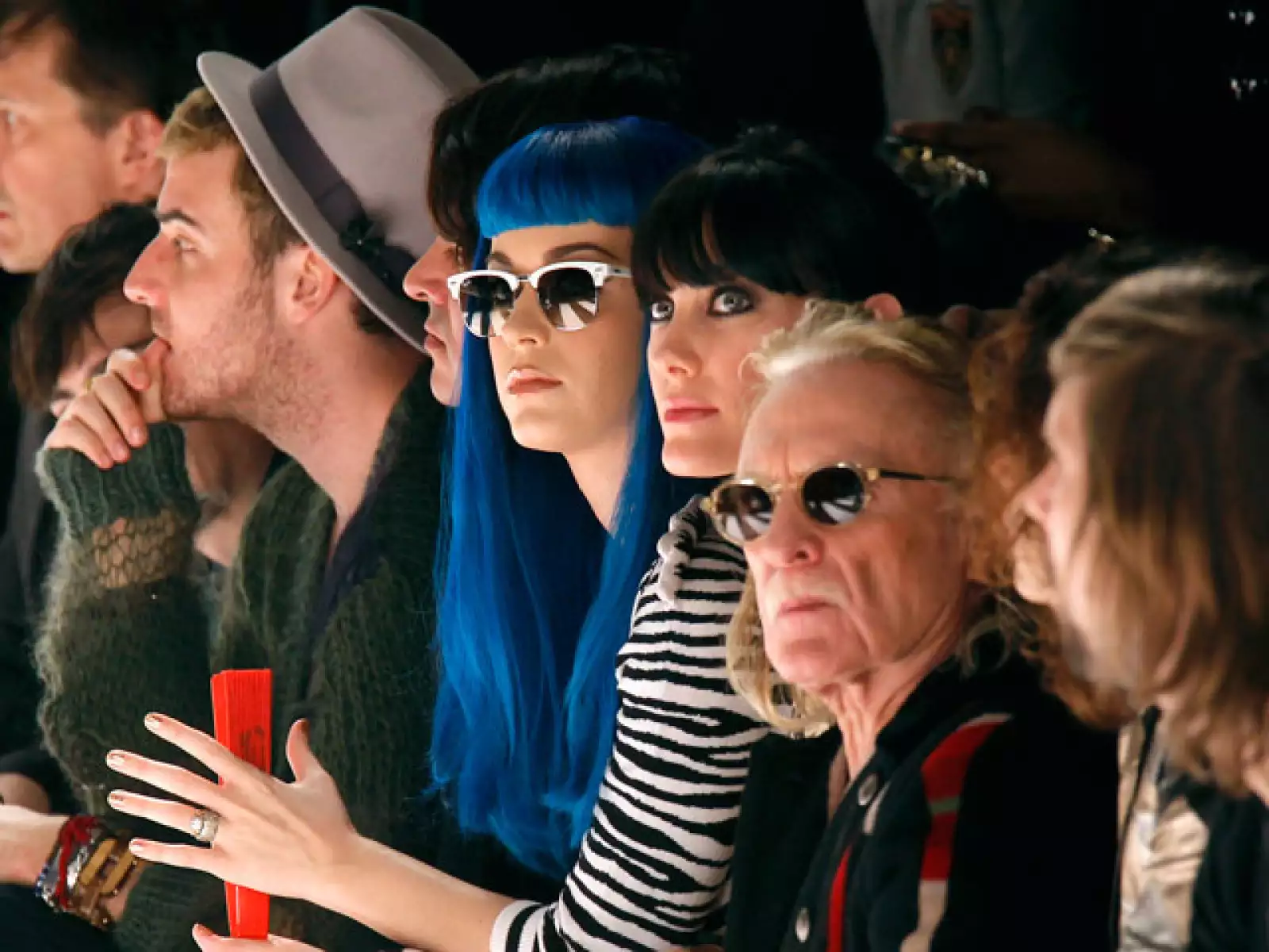 La cantante Katy Perry se puso su peluca azul para acudir al desfile de Jean-Charles de Castelbajac Otoño-Invierno 2011/2012. Aquí con la modelo y actriz francesa Mareva Galanter y el cantante francés Christophe.