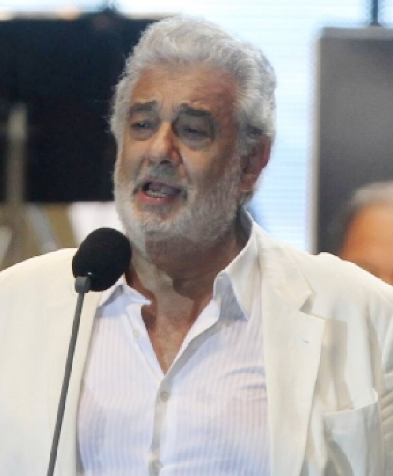 El tenor español se encuentra en un hospital de Madrid y ha tenido que cancelar sus presentaciones.
