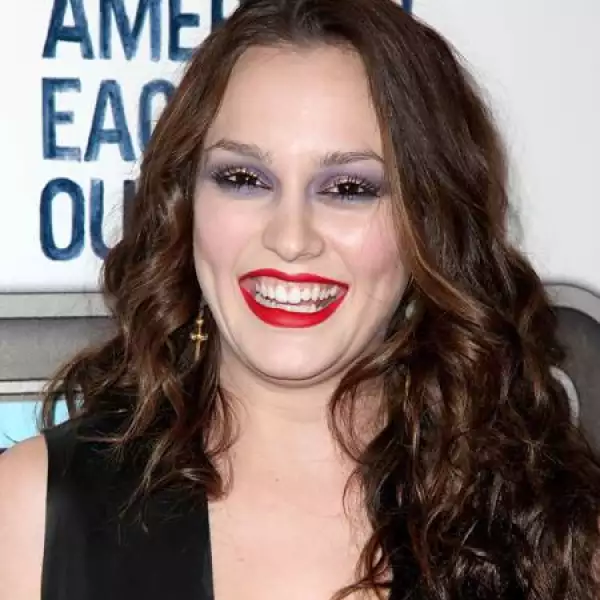 Leighton Meester- Probablemente sea de los peores, sombra oscura con labios rojos, muy mal.
