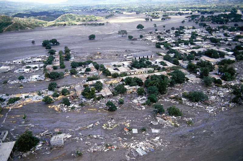 Devastación de la ciudad de Armero, Colombia, después de la erupción de Nevado del Ruiz. La ciudad de Armero fue destruida el 13 de noviembre de 1985 en la segunda peor erupción volcánica de la historia.