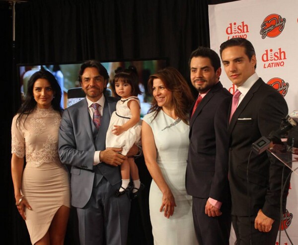 Toda la familia Derbez reunida en un evento.