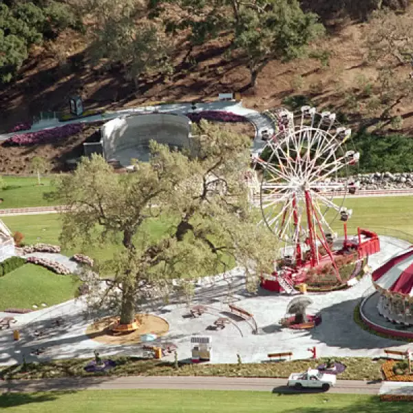 La firma turística Channel Island Helicopters organizó vuelos sobre el rancho Neverland, en el sur de California, donde Jackson vivió. El costo de cada viaje es de 175 dólares.