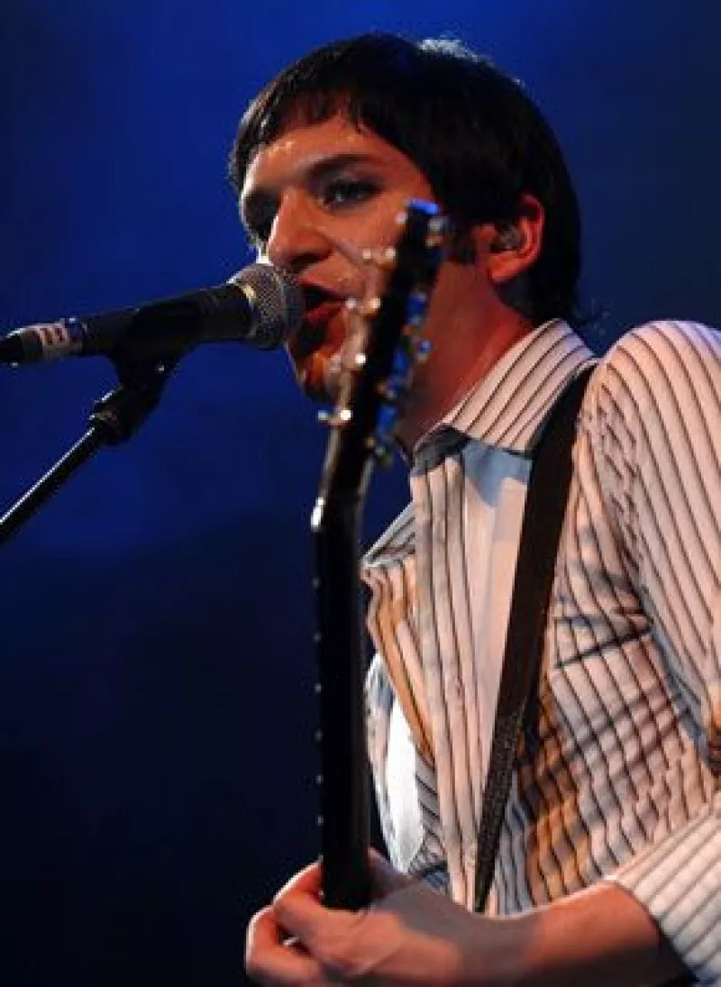 La banda británica se suma a la lista de famosos que estrenan en exclusiva música en sus páginas o en sitios dedicados a la venta de canciones.