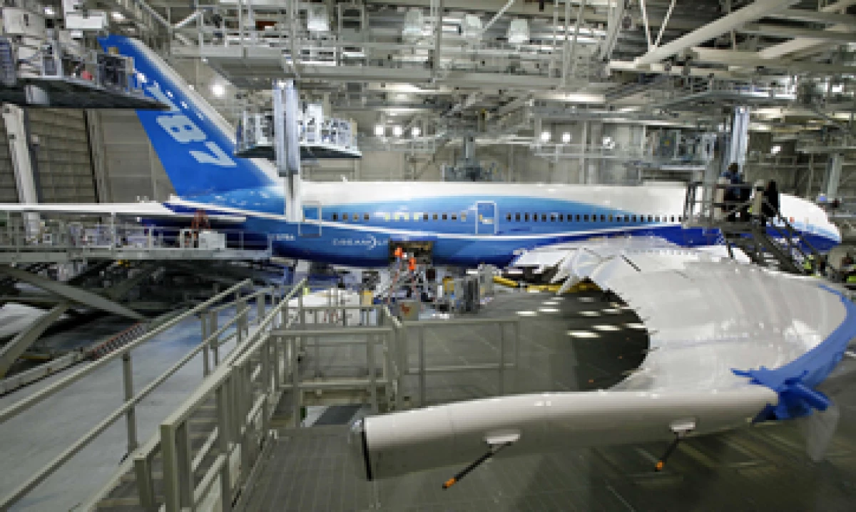 El fabricante no ha modificado su calendario de producción desde que los Dreamliner dejaron de volar. (Foto: AP)