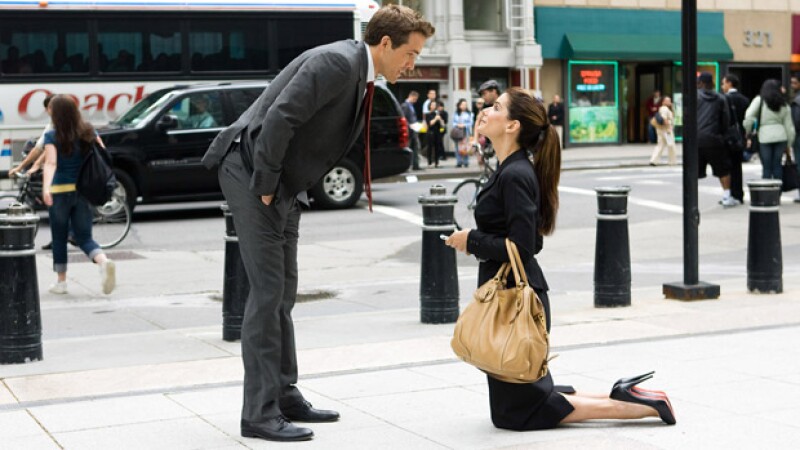 En The Proposal, se muestra a una mujer centrada en su vida profesional y sin tiempo para el amor, sin embargo, tras un golpe de realidad se abre nuevas concepciones sobre la vida y su porvenir.