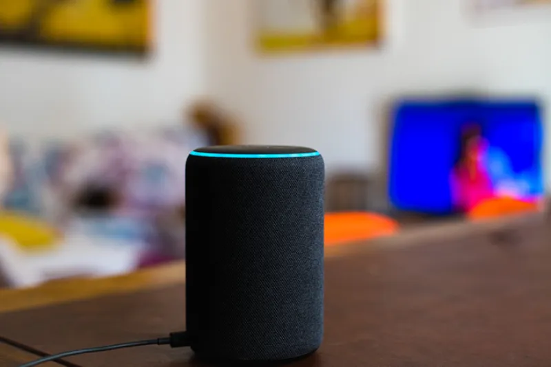 Fotografía en primer plano de un dispositivo Alexa, de Amazon.
