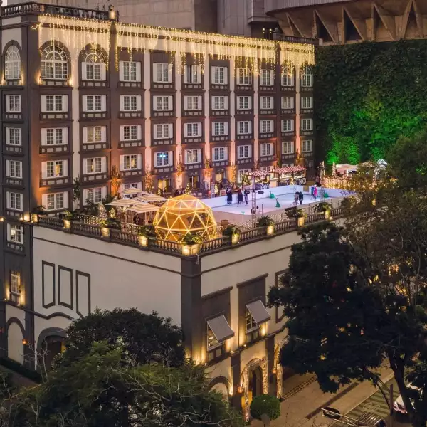 Foto de la pista de hielo del four seasons 2024