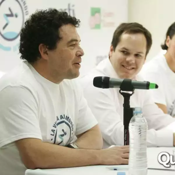 La Vuelta al  Mundo Nadando