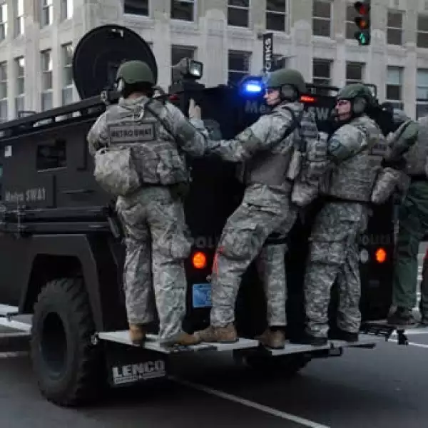 un equipo SWAT llega al lugar de las explosiones