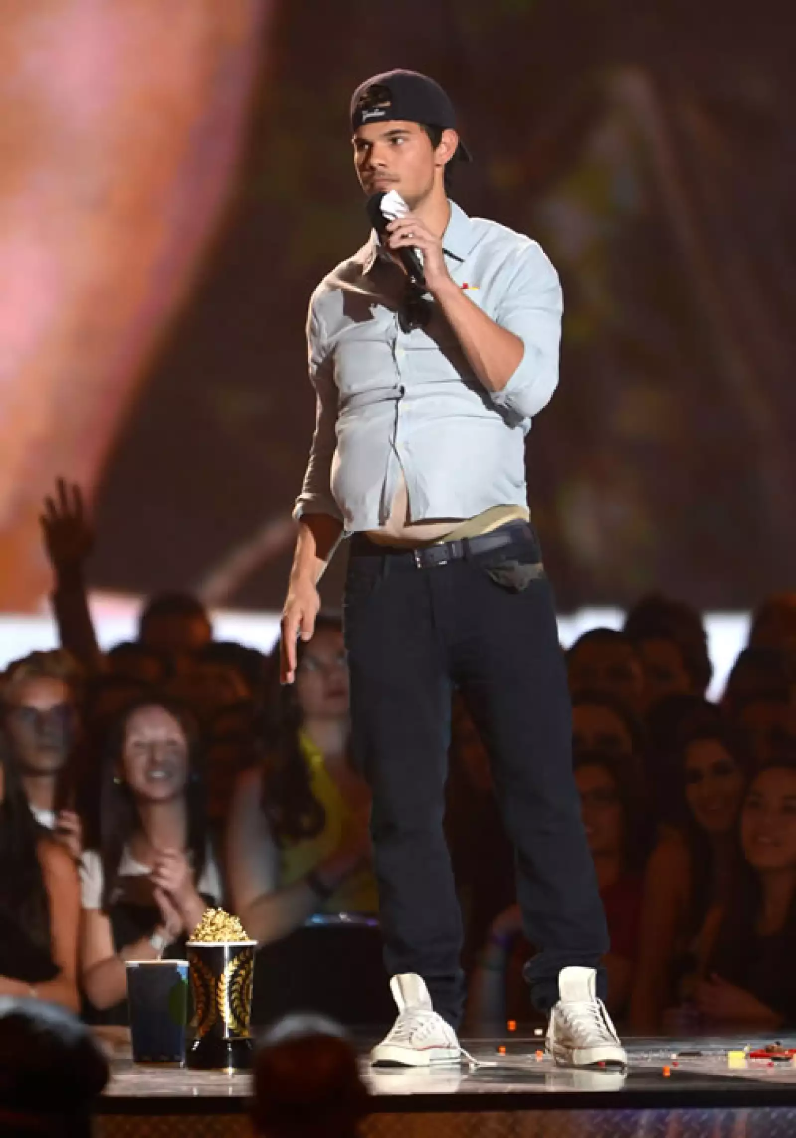 Cuando Taylor Lautner subió a recibir su premio a mejor actor sin camisa, con una barriga falsa, lo que causo la risa de todos los asistentes.