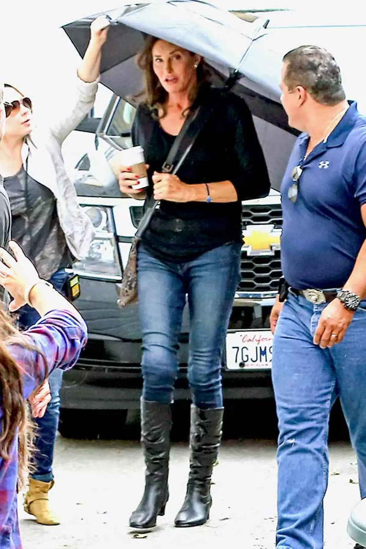 El ex atleta lució un look femenino pero discreto en su visita al LGBT Youth Center de Los Ángeles, donde dio una conferencia motivacional.