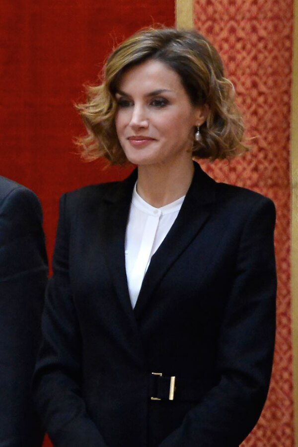 Ya sea con olanes o monocromática, Letizia intercambia blusas a la hora de usar el conjunto.