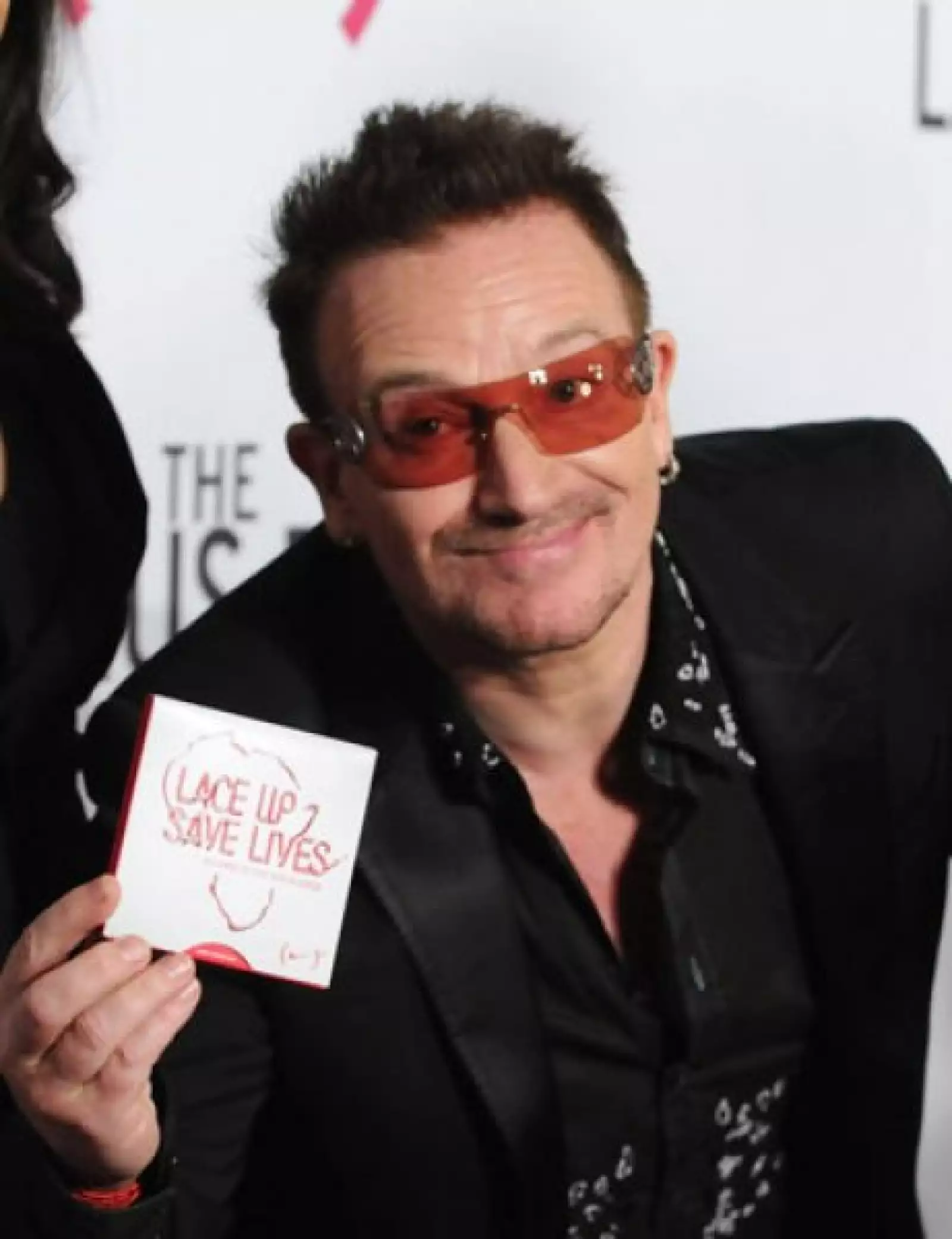 El músico irlandés Bono ha recaudado y donado millones de dólares a favor de los enfermos del SIDA.