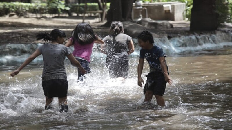 niños jugando en el río