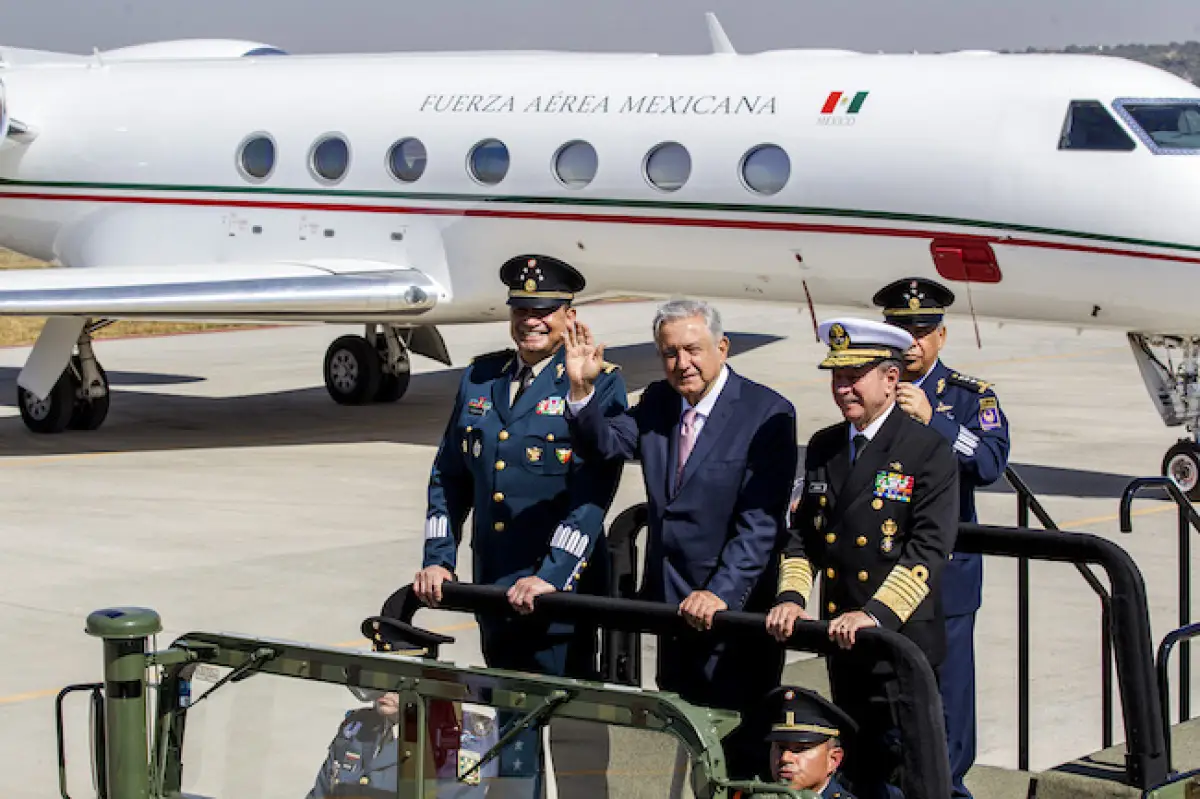 Andrés Manuel López Obrador y la Fuerza Aérea en Santa Lucía
