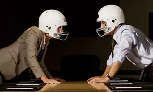 Para evitar que los conflictos en la oficina escalen a lo legal, las empresas deben ser claras con el trabajador desde el momento de la contratación. (Foto: Getty Images)