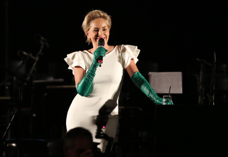 La actriz cometió un desacierto de moda al acudir a una gala de beneficencia en Italia usando unos guantes verdes que no favorecieron su look.