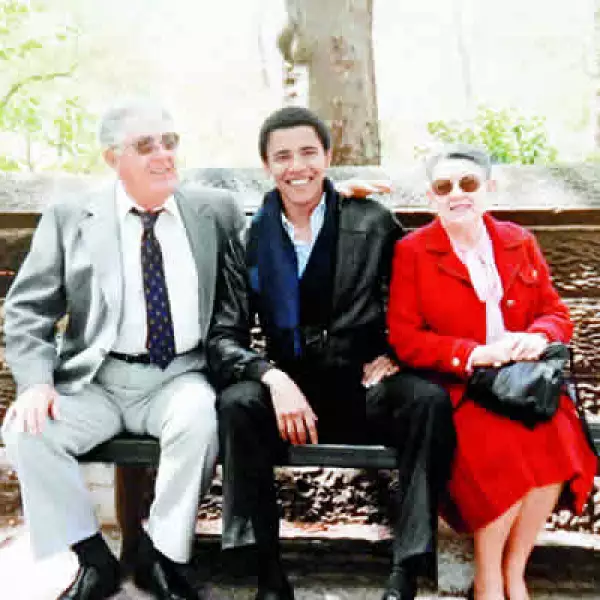 En octubre de 2008, Obama suspendió su campaña y fue a Hawai para estar con Madelyn Dunham, su abuela materna. quien murió un día antes de la elección que ganó.