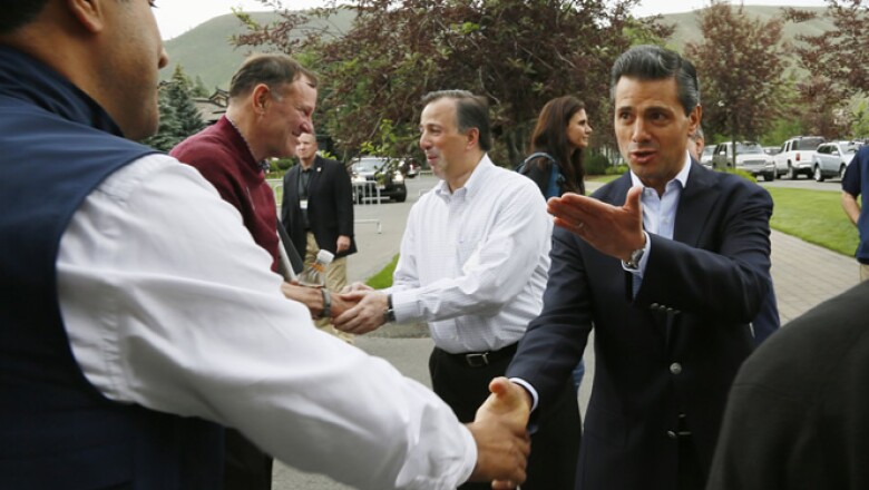 El presidente mexicano, Enrique Peña Nieto, estrecha la mano del vicepresidente de Google, Nikesh Arora.