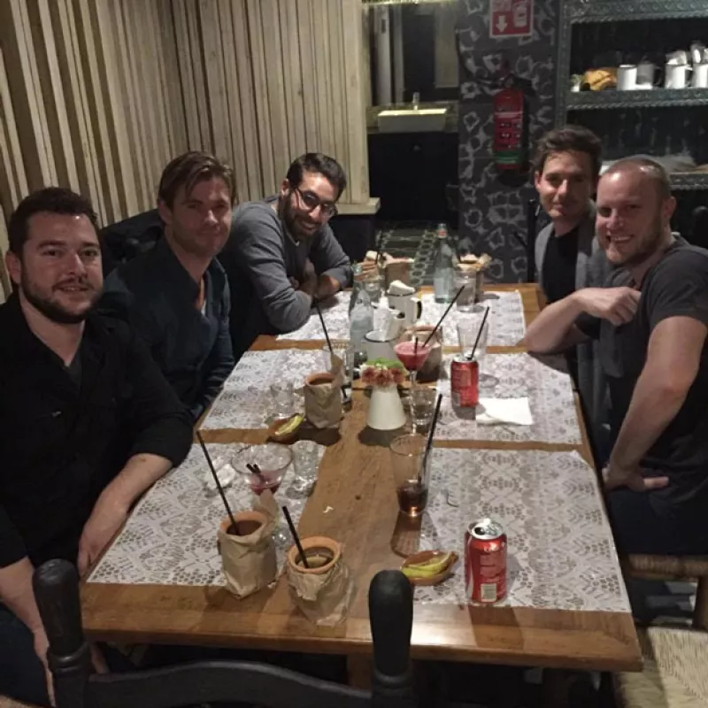 En su reciente visita a México, el intérprete de 'Thor' comió comida mexicana con amigos, en el restaurante Fonda Fina, del actor mexicano.