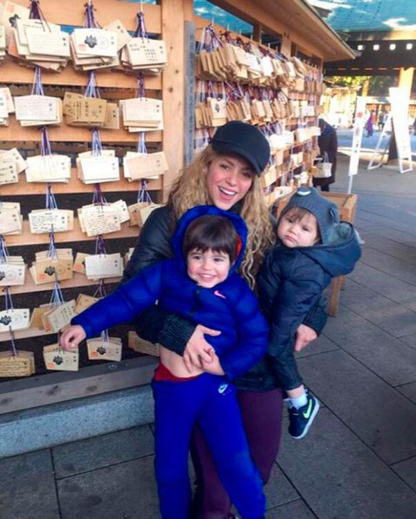 Shakira disfrutando a sus pequeños.