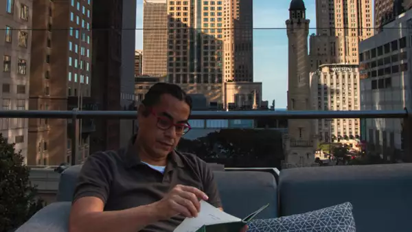 Carlos Gaytán durante una entrevista en su restaurante en Chicago