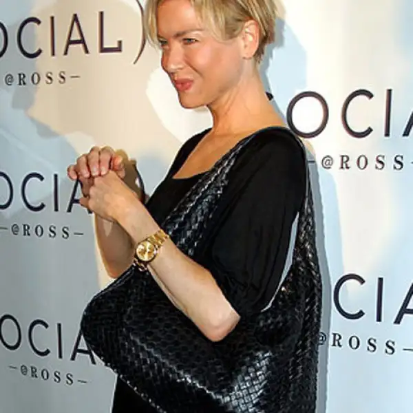 Renee Zellwege la integra a su looks de estilo casual.