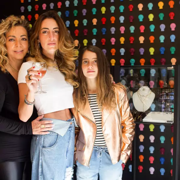 Miriam Dichi (mamá de la diseñadora), Vanesaa Attie (diseñadora y Gabriela Attie (hija de Vanessa).jpg