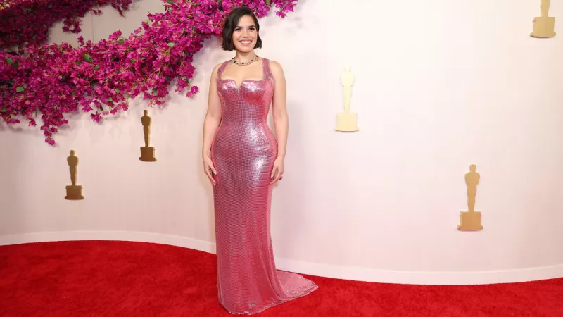 America Ferrera apuesta por un look inspirado en Barbie para los Oscar 2024