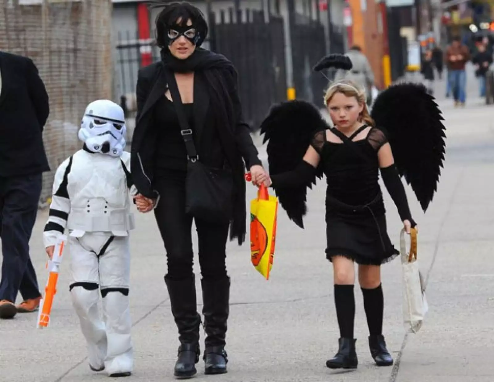 Kate Winslet y sus hijos Joe Mendes y Mia Threapleton también estuvieron pidiendo dulces en West Village, Nueva York.