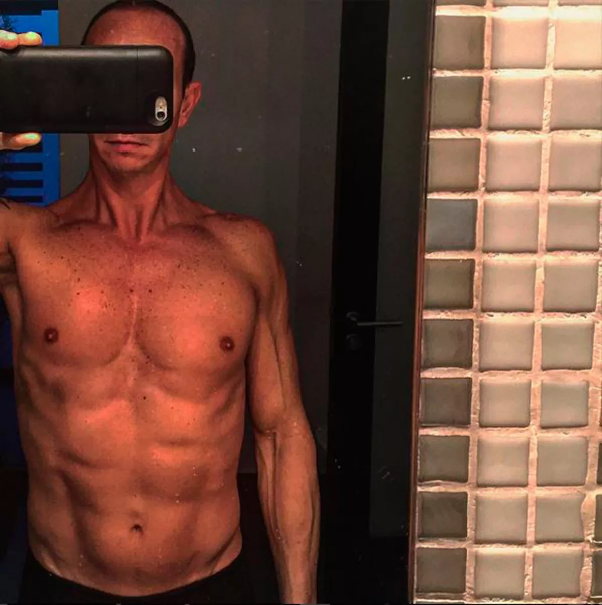 Erik luce un abdomen marcado y fuertes brazos.