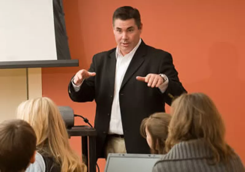 En los tiempos difíciles, procura comunicarte más con tus empleados. (Foto: Jupiter Images)